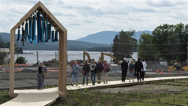 Promenade en bois devant le lieu de l'accident au centre-ville de Lac-Mégantic Promenade en bois devant le lieu de l'accident au centre-ville de Lac-Mégantic