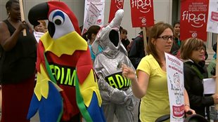 Des responsables de garderies en milieu familial ont commencé à manifester à Québec, le 7 juillet 2014 Des responsables de garderies en milieu familial ont commencé à manifester à Québec, le 7 juillet 2014