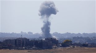 Nuage de fumée après une explosion dans le nord de la bande de Gaza. Israël a repris ses frappes six heures après l'annonce d'une trêve, mardi. Nuage de fumée après une explosion dans le nord de la bande de Gaza. Israël a repris ses frappes six heures après l'annonce d'une trêve, mardi.