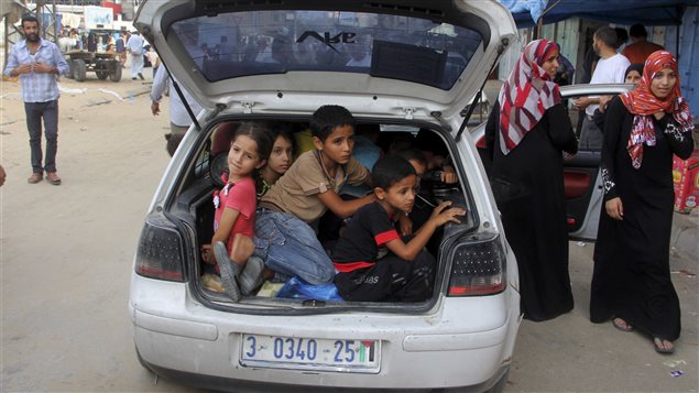 Des enfants sont évacués à bord d'une voiture à Khan Younis. Des enfants sont évacués à bord d'une voiture à Khan Younis.