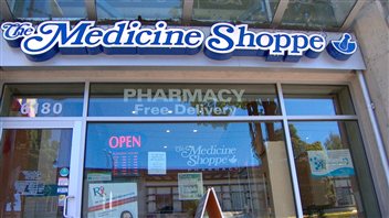 Les pharmaciens à l'emploi des pharmacies Medecine Shoppe de l'avenue Kingsway et de la rue Fraser à Vancouver ont été formés, pour offrir le test de dépistage du VIH. Les pharmaciens à l'emploi des pharmacies Medecine Shoppe de l'avenue Kingsway et de la rue Fraser à Vancouver ont été formés, pour offrir le test de dépistage du VIH.