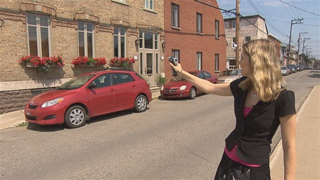 Notre journaliste Sarah Dion-Marquis utilise le détecteur de chaleur dans le quartier Saint-Sauveur. Notre journaliste Sarah Dion-Marquis utilise le détecteur de chaleur dans le quartier Saint-Sauveur.