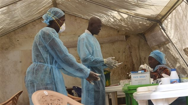 Des travailleurs sanitaires au Sierra Leone Des travailleurs sanitaires au Sierra Leone