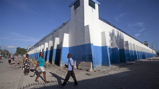 Plus de 300 détenus se sont évadés dimanche de la prison de Croix-des-Bouquets, en banlieue de Port-au-Prince, en Haïti. Plus de 300 détenus se sont évadés dimanche de la prison de Croix-des-Bouquets, en banlieue de Port-au-Prince, en Haïti.
