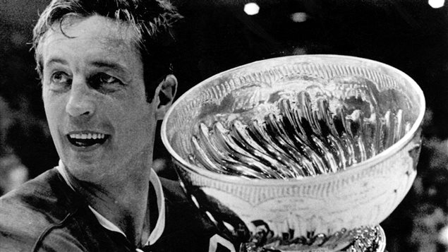 Le capitaine du Canadien, Jean Béliveau, tient la Coupe Stanley avec avoir battu les Blackhawks de Chicago, le 19 mai 1971. Le capitaine du Canadien, Jean Béliveau, tient la Coupe Stanley avec avoir battu les Blackhawks de Chicago, le 19 mai 1971.