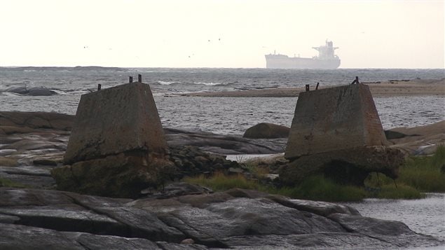 Le pêcheur serait tombé à environ 15 kilomètres au large de Port-Cartier. Le pêcheur serait tombé à environ 15 kilomètres au large de Port-Cartier.