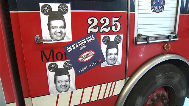 Des camions de pompiers de la Ville de Montréal tapissés d'autocollants de protestation. Des camions de pompiers de la Ville de Montréal tapissés d'autocollants de protestation.