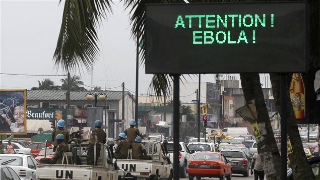 Une affiche pour sensibiliser la population au Ebola sur le bord d'une route d'Abidjan, en Côté d'Ivoire. Une affiche pour sensibiliser la population au Ebola sur le bord d'une route d'Abidjan, en Côté d'Ivoire.