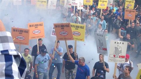 Des employés de la Ville de Montréal ont manifesté devant l'hôtel de ville avant de pénétrer dans le bâtiment. Des employés de la Ville de Montréal ont manifesté devant l'hôtel de ville avant de pénétrer dans le bâtiment.