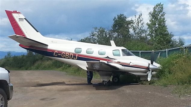 Un avion accidenté contre une clôture Un avion accidenté contre une clôture