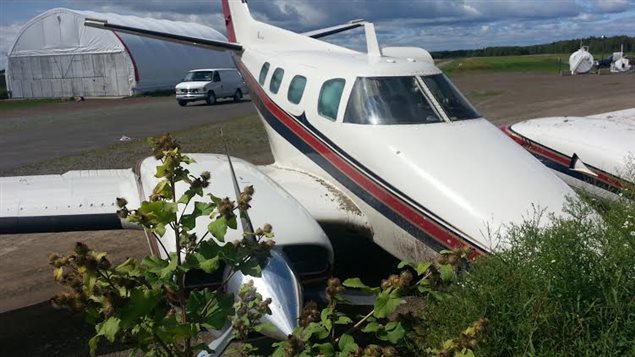L'avion s'est retrouvé dans une clôture. L'avion s'est retrouvé dans une clôture.