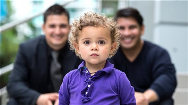 Les parents de familles gaies n'auront plus à adopter leurs propres enfants