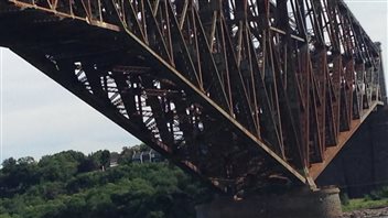 Le pont de Québec est rongé par la rouille Le pont de Québec est rongé par la rouille