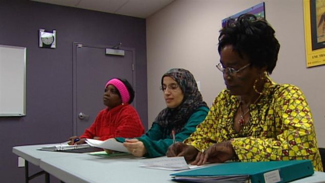 Des nouvelles arrivantes au Canada s'intègrent en prenant à part à une formation sur l'éducation à la petite enfance. Des nouvelles arrivantes au Canada s'intègrent en prenant à part à une formation sur l'éducation à la petite enfance.