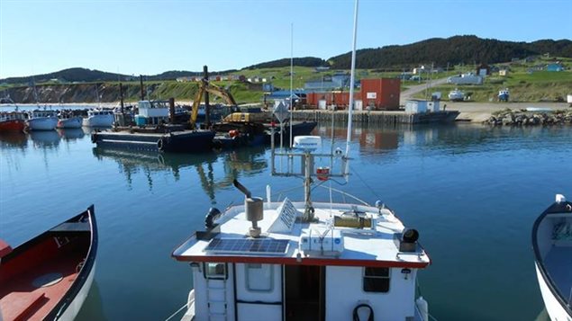 Panneau solaire installé sur un bateau de pêche Panneau solaire installé sur un bateau de pêche