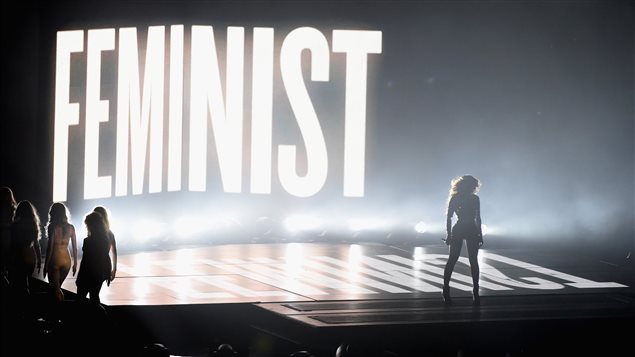 Beyoncé interprète « Flawless » aux MTV Video Music Awards 2014 devant une projection du mot « féministe ». Beyoncé interprète « Flawless » aux MTV Video Music Awards 2014 devant une projection du mot « féministe ».