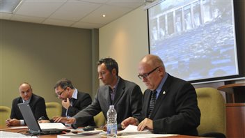 Le maire de Saint-Jérôme Stéphane Maher (deuxième à partir de la droite) demande à Hydro-Québec de résilier le contrat de Mini Centrale de l'Est. Le maire de Saint-Jérôme Stéphane Maher (deuxième à partir de la droite) demande à Hydro-Québec de résilier le contrat de Mini Centrale de l'Est.