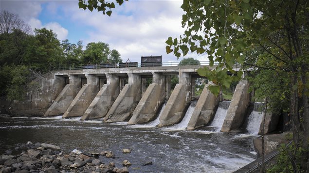 Le barrage exploité par Mini Centrale de l'Est inc, sur la rivière du Nord, à Saint-Jérôme Le barrage exploité par Mini Centrale de l'Est inc, sur la rivière du Nord, à Saint-Jérôme