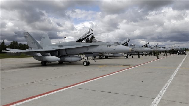 Des chasseurs canadiens CF-18 sur la base aérienne de Siauliai, en Lithuanie. Des chasseurs canadiens CF-18 sur la base aérienne de Siauliai, en Lithuanie.