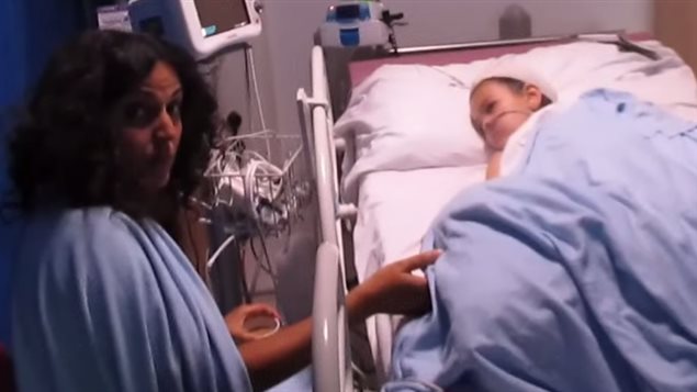 Ashya King et sa mère avaient été filmés en juillet par son frère, qui avait mise en ligne la vidéo sur YouTube. Ashya King et sa mère avaient été filmés en juillet par son frère, qui avait mise en ligne la vidéo sur YouTube.