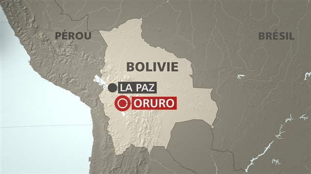 La ville d'Oruro est située à un peu moins de 300 km au sud de La Paz, la capitale de la Bolivie. La ville d'Oruro est située à un peu moins de 300 km au sud de La Paz, la capitale de la Bolivie.