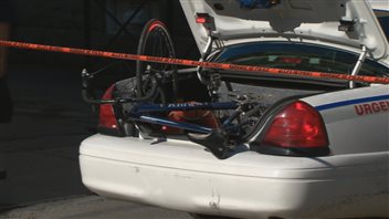 Le vélo a été placé dans le coffre arrière de l'auto-patrouille Le vélo a été placé dans le coffre arrière de l'auto-patrouille