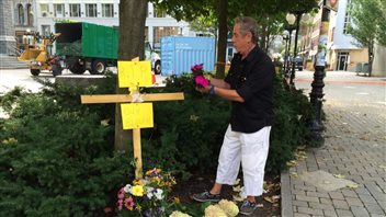 Des citoyens ont déposé des fleurs sur les lieux de l'accident. Des citoyens ont déposé des fleurs sur les lieux de l'accident.