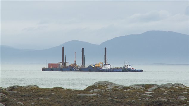 Barge de TransCanada près du quai de Cacouna Barge de TransCanada près du quai de Cacouna