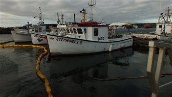 Le quai à Cap-aux-Meules avec des dispositifs pour contenir le déversement de pétrole. Le quai à Cap-aux-Meules avec des dispositifs pour contenir le déversement de pétrole.