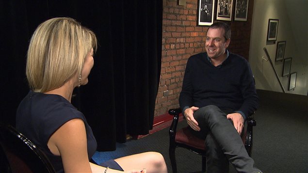 Patrice Robitaille s'entretient avec Tanya Lapointe. Patrice Robitaille s'entretient avec Tanya Lapointe.