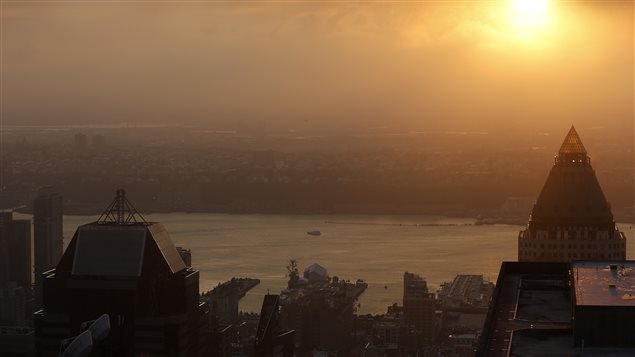 Soleil couchant sur la rivière Hudson, vue du Rockefeller Center, à New York, le 30 juin 2013 Soleil couchant sur la rivière Hudson, vue du Rockefeller Center, à New York, le 30 juin 2013