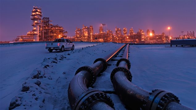 Une usine de sables bitumineux, située à environ 75 km au nord-est de Fort McMurray en Alberta. Une usine de sables bitumineux, située à environ 75 km au nord-est de Fort McMurray en Alberta.