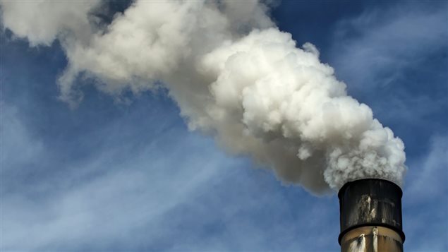 Une cheminée industrielle polluante Une cheminée industrielle polluante