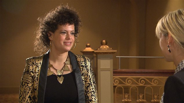 Régine Chassagne s'entretient avec Tanya Lapointe. Régine Chassagne s'entretient avec Tanya Lapointe.