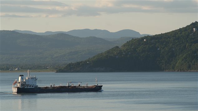 Un pétrolier passe entre l'Isle-aux-Coudres et Baie-Saint-Paul Un pétrolier passe entre l'Isle-aux-Coudres et Baie-Saint-Paul