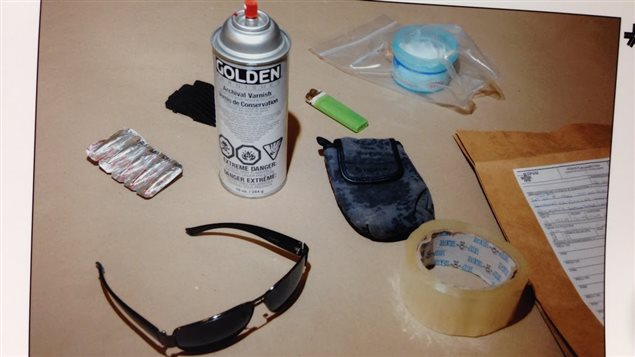 Photo présentée en preuve par la Couronne montrant des articles trouvés près de l’immeuble où habitait Luka Rocco Magnotta Photo présentée en preuve par la Couronne montrant des articles trouvés près de l’immeuble où habitait Luka Rocco Magnotta