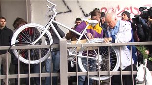 Un vélo « fantôme » a été installé à l'endroit de la collision en mémoire de Mathilde Blais Un vélo « fantôme » a été installé à l'endroit de la collision en mémoire de Mathilde Blais