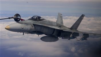 Un chasseur CF-18 de l'armée canadienne ravitaillé lors d'un exercice. Un chasseur CF-18 de l'armée canadienne ravitaillé lors d'un exercice.