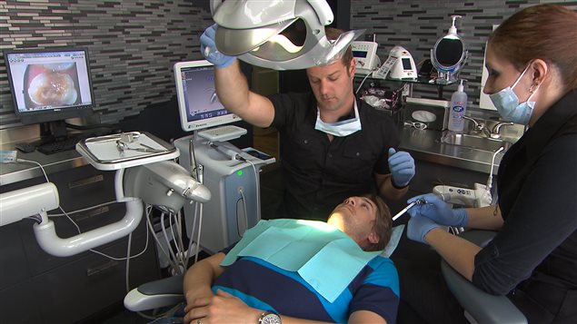 Six millions de Canadiens ne peuvent pas aller chez le dentiste par ce qu'ils n’ont pas les moyens.