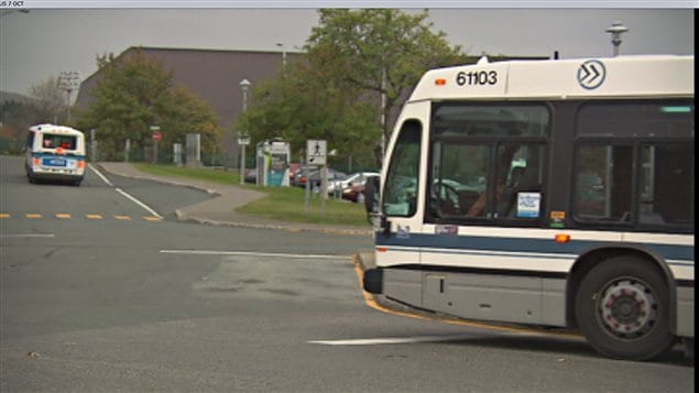 Des autobus de la STS à l'Université de Sherbrooke Des autobus de la STS à l'Université de Sherbrooke