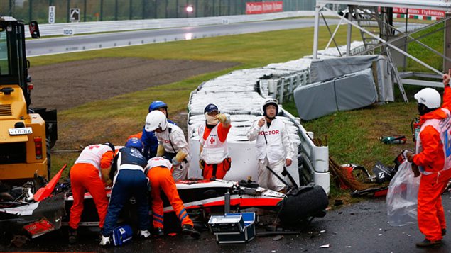 L'équipe médicale s'affaire autour de la voiture de Jules Bianchi L'équipe médicale s'affaire autour de la voiture de Jules Bianchi