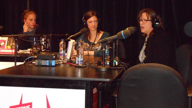 De gauche à droite : Geneviève Thibault, Marie Hélène Poitras et Hélène Derome, en pleine discussion sur l'édition au Salon du livre de Montréal en 2012. De gauche à droite : Geneviève Thibault, Marie Hélène Poitras et Hélène Derome, en pleine discussion sur l'édition au Salon du livre de Montréal en 2012.