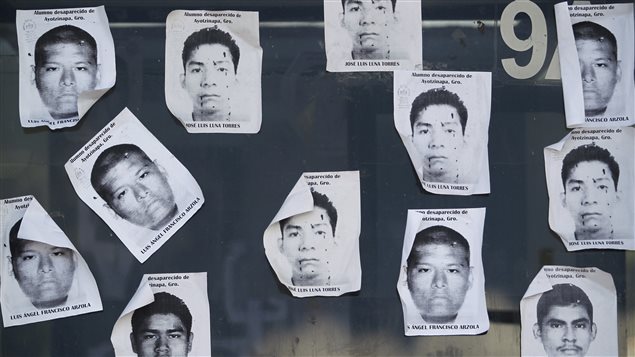 Des photos d'étudiants mexicains disparus sont affichées à un poste de péage Des photos d'étudiants mexicains disparus sont affichées à un poste de péage