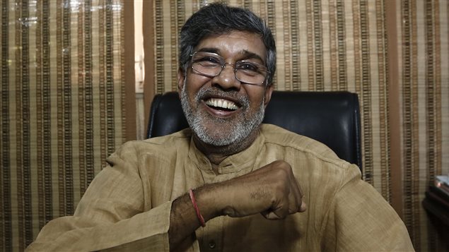 Kailash Satyarthi, tout sourire, pose pour les caméras. Kailash Satyarthi, tout sourire, pose pour les caméras.