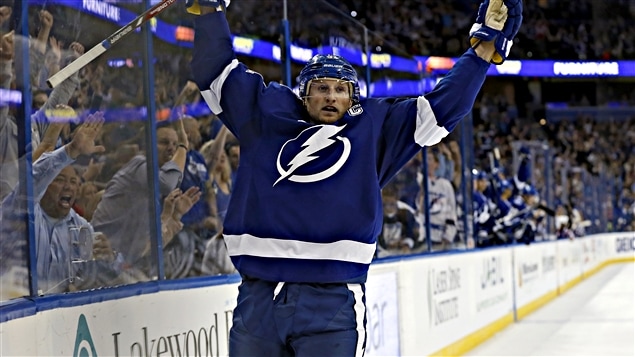 Steven Stamkos résussit un tour du chapeau contre le Canadien Steven Stamkos résussit un tour du chapeau contre le Canadien
