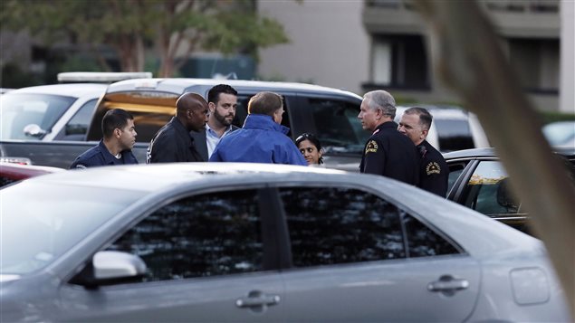 Des policiers de Dallas discutent avec des voisins de la deuxième infirmière infectée par l'Ebola aux États-Unis. Des policiers de Dallas discutent avec des voisins de la deuxième infirmière infectée par l'Ebola aux États-Unis.