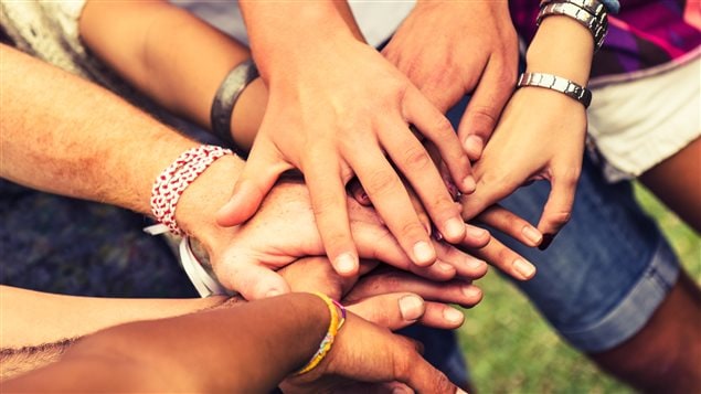 Un groupe de personnes joignent leurs mains Un groupe de personnes joignent leurs mains