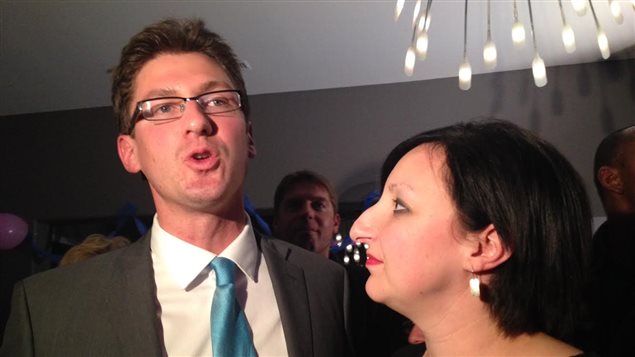 Mathieu Allard à son quartier général en compagnie de son épouse, Joëlle Saltel. Mathieu Allard à son quartier général en compagnie de son épouse, Joëlle Saltel.