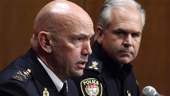 Le commissaire de la GRC Bob Paulson (en avant-plan) et le chef de la police d'Ottawa Charles Bordeleau Le commissaire de la GRC Bob Paulson (en avant-plan) et le chef de la police d'Ottawa Charles Bordeleau