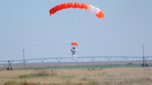 Retour d'Alan Eustace, après une chute libre de plusieurs minutes. Retour d'Alan Eustace, après une chute libre de plusieurs minutes.